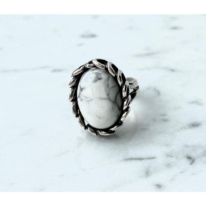 Howlite Oval Ring (silver)